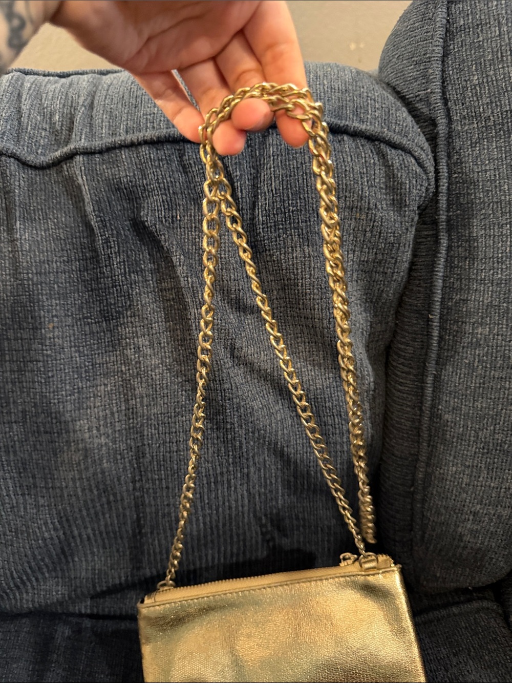 Elegant Metallic Gold Chain Crossbody Bag for Women - Picture 3 of 6